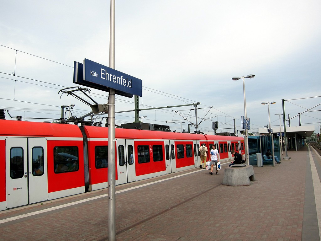 Bahnsteig der Gleise 1 und 2 des Bahnhofs Köln-Ehrenfeld mit einem haltenden S-Bahn-Zug an Gleis 2 (2015)