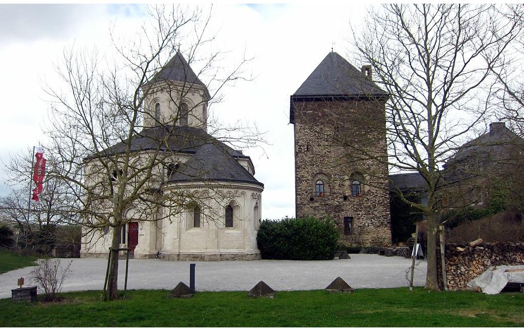 Matthiaskapelle und früherer Bergfried an der Koberner Oberburg, Ansicht von Südosten (2015)