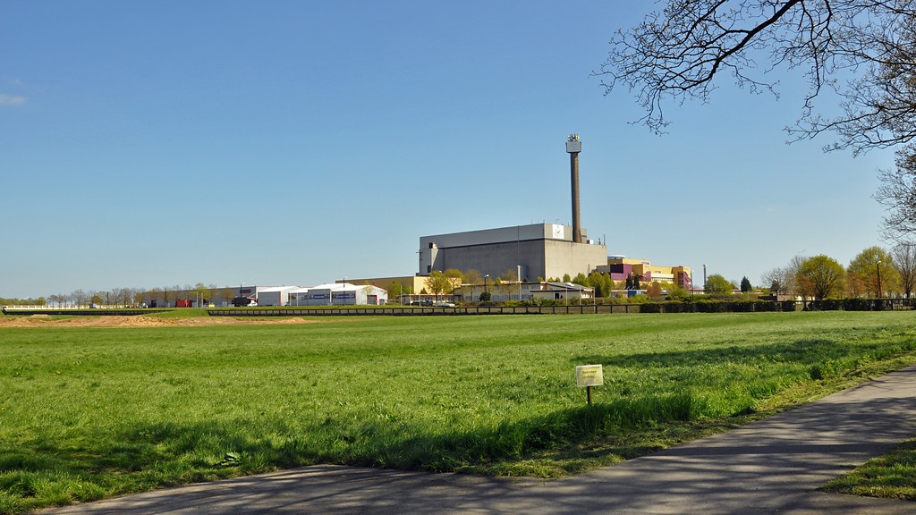 Ansicht der Gesamtanlage des früheren Kernkraftwerks Schneller Brüter bei Kalkar aus nordwestlicher Richtung (2016).