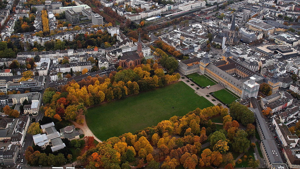 Luftaufnahme des Bonner Hofgartens mit seiner unmittelbaren städtischen Umgebung (2016)