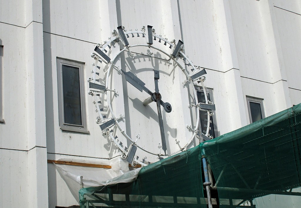 Uhr über dem östlichen Eingang zur historischen Markthalle des Köln-Raderberger Großmarkts (2016).