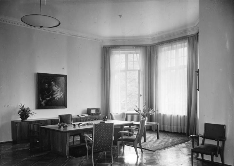 Historische Aufnahme im ehemaligen Bundeskanzleramt "Palais Schaumburg" in Bonn (1950): Arbeitszimmer mit Schreibtisch des damaligen Bundeskanzlers Konrad Adenauer.