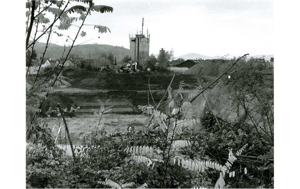 Blick in die ausgebeutete Grube des geplanten Baugebiets Am alten Güterbahnhof in Plaidt (1970er Jahre)