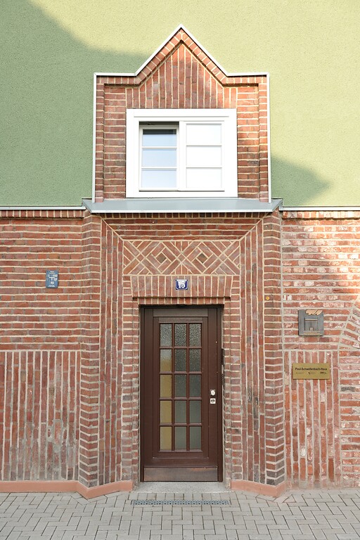 Eingangstür des Hauses in der Germaniasiedlung in Köln-Höhenberg, in der sich die Museumswohnung befindet (2011)