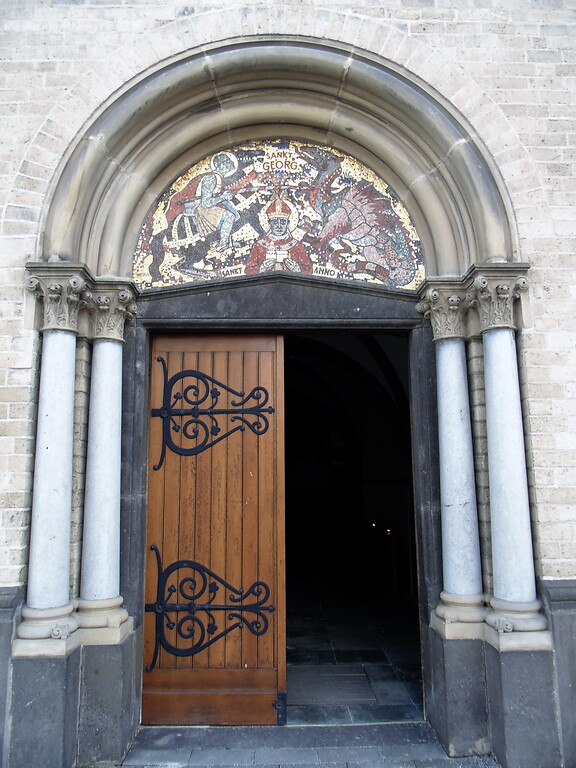 Eingangsportal zur Stiftskirche St. Georg in der Georgstraße in Köln-Altstadt/Süd (2021).