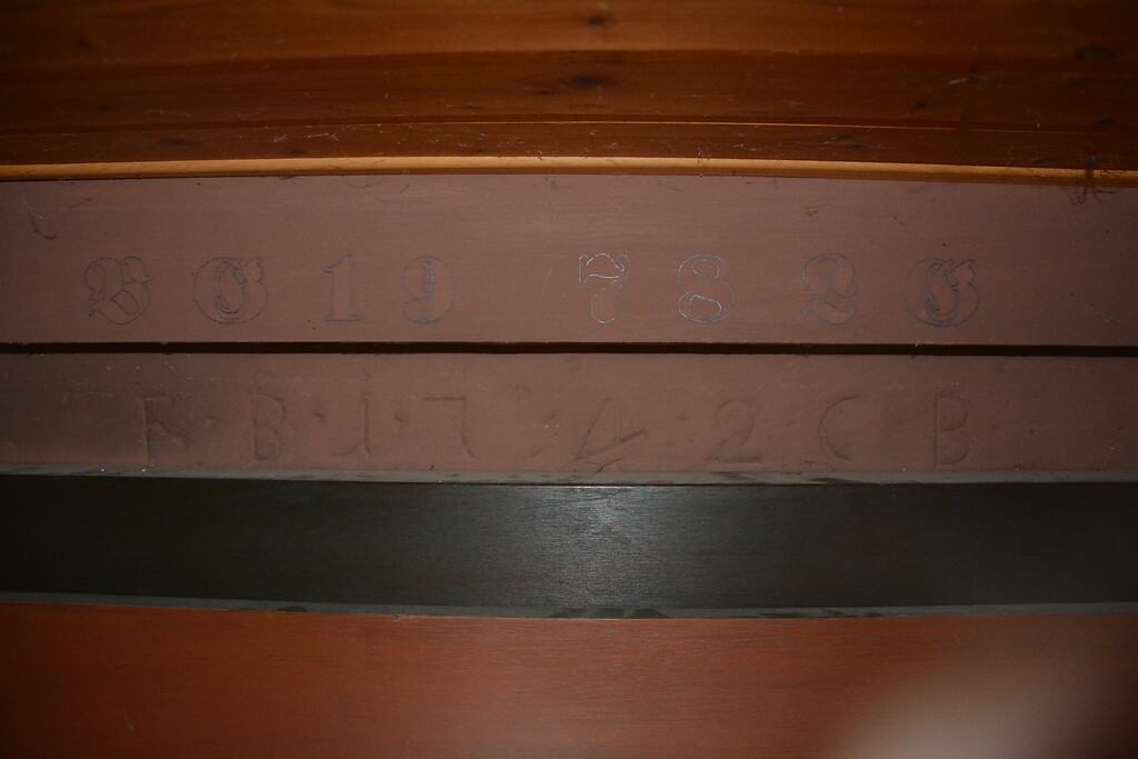 Inschriften im Türsturz am Wohnhaus des Dreiseithofs Haus Emmling in Weitersweiler (2020)