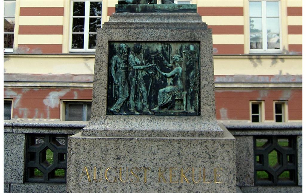 Sockel des Kekulé-Denkmals vor dem Geographischen Institut (2012)