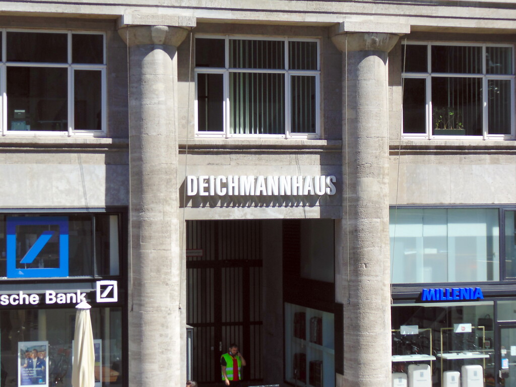 Südeingang mit Schriftzug des Deichmannhauses in der Trankgasse in der Kölner Altstadt-Nord (2020)