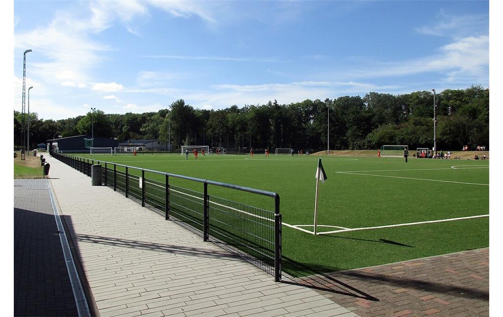 Blick auf das Spielfeld des "Graf-Berghe-von-Trips-Stadions" am Stadtpark Kerpen-Horrem nahe der "Alten Burg" (2022).