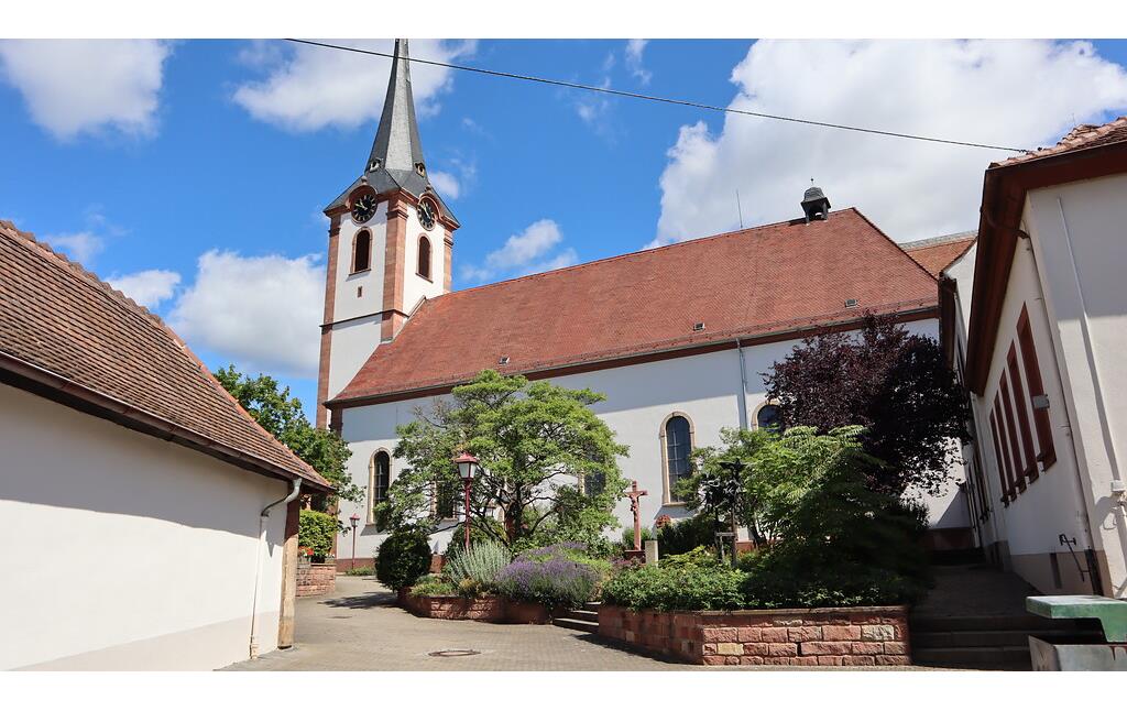 Historisches Kirchenareal mit Pfarrkirche Sankt Kosmas und Damian und ehemaligem Kirchhof (2020)