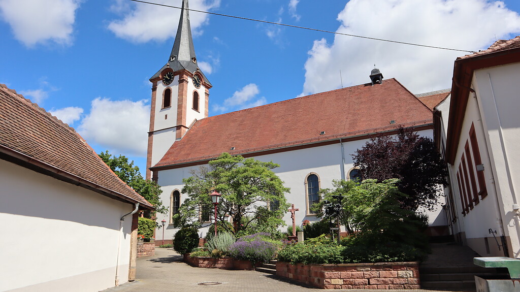 Historisches Kirchenareal mit Pfarrkirche Sankt Kosmas und Damian und ehemaligem Kirchhof (2020)