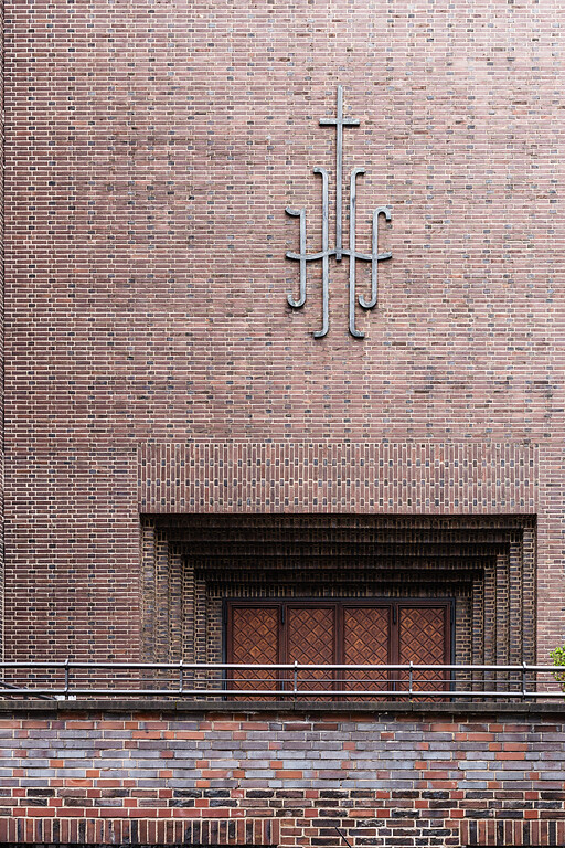 Kreuz über dem Portal der Kirche St. Karl Borromäus in Köln-Sülz (2021)