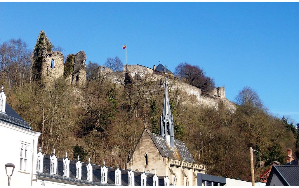 Blick vom Tal aus auf Burg Sayn (2015)