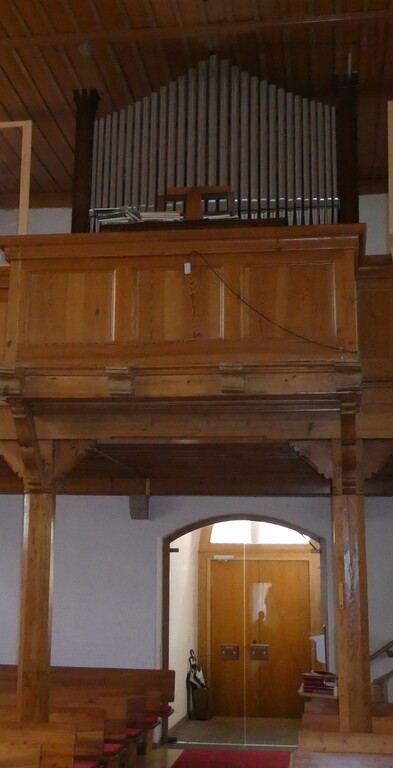 Orgel auf der Orgelempore in der evangelische Kirche in Mackenbach (2022)