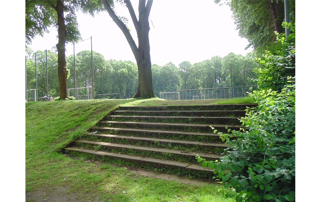 Alter Treppenaufgang zum öffentlichen Aschenplatz am Fort Deckstein in Köln-Lindenthal. Gegenüber befindet sich ein identischer Aufgang zur Heimspielstätte des SC Blau-Weiß Köln 06 (2021).