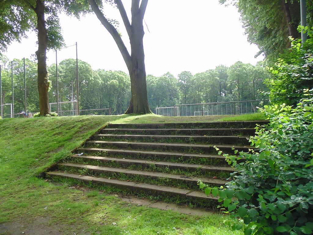 Alter Treppenaufgang zum öffentlichen Aschenplatz am Fort Deckstein in Köln-Lindenthal. Gegenüber befindet sich ein identischer Aufgang zur Heimspielstätte des SC Blau-Weiß Köln 06 (2021).