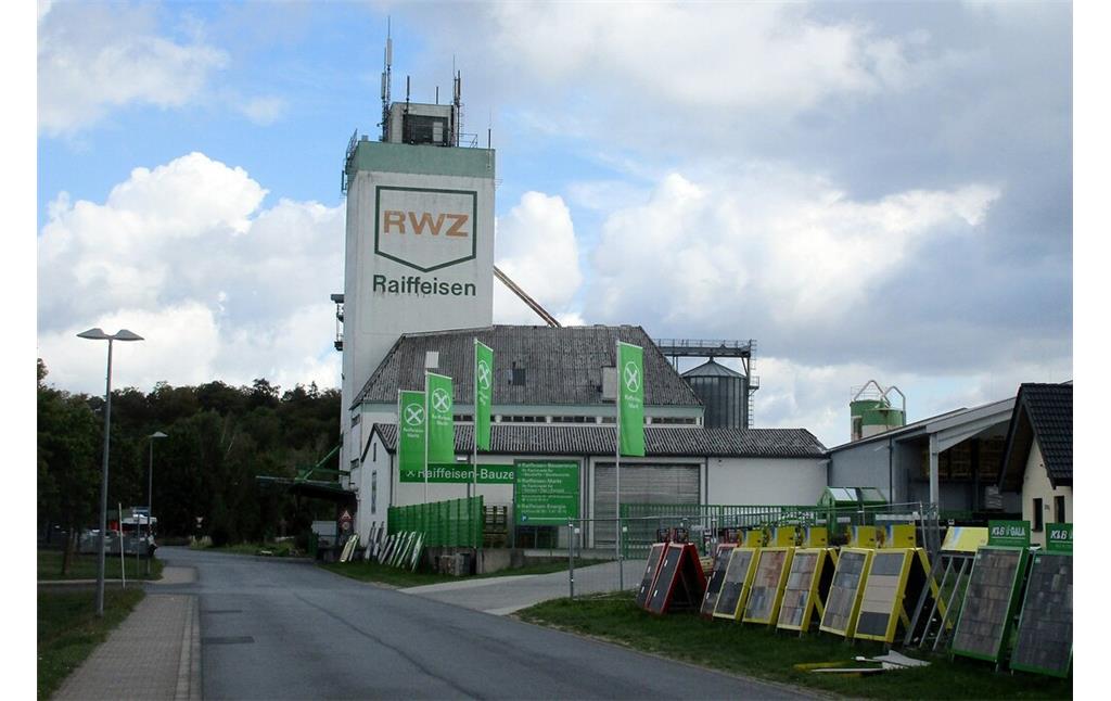 Das Raiffeisen-Warenzentrum mit dem markanten Hochsilo-Turm am Bahnhof in Kaisersesch (2020). Das RWZ verfügte bis zu dessen Stillegung über einen Anschluss an das Industriestammgleis.