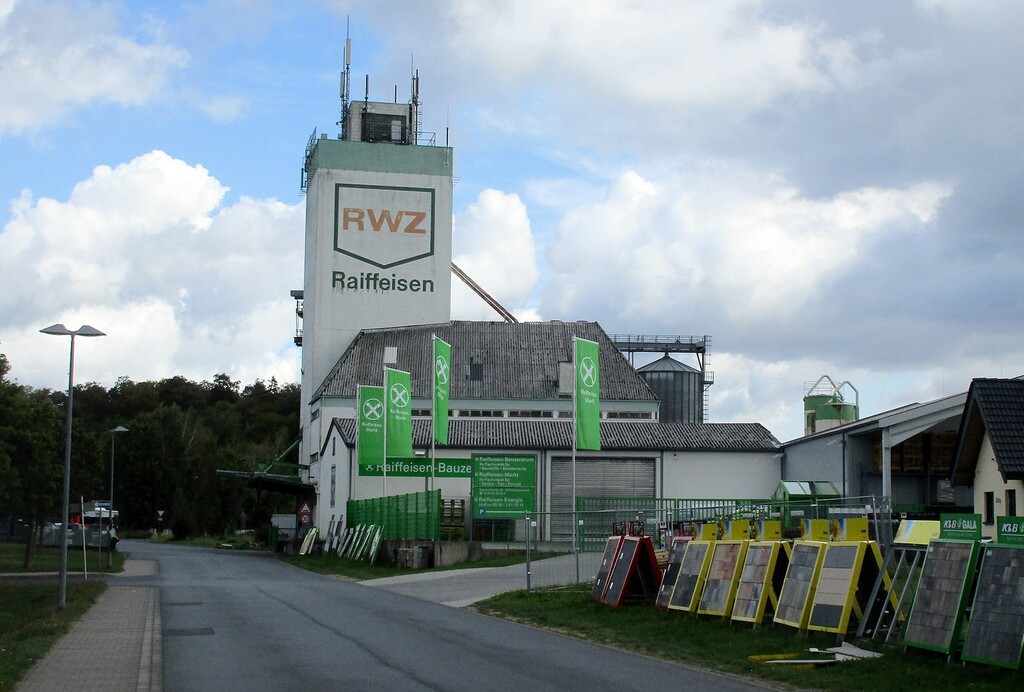 Das Raiffeisen-Warenzentrum mit dem markanten Hochsilo-Turm am Bahnhof in Kaisersesch (2020). Das RWZ verfügte bis zu dessen Stillegung über einen Anschluss an das Industriestammgleis.