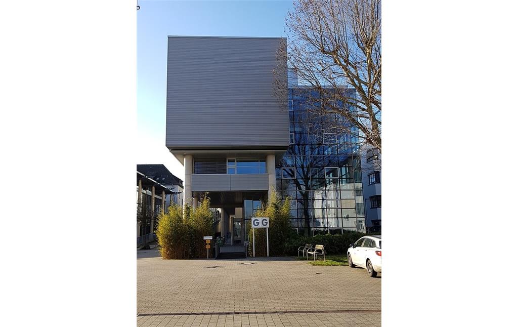 Ansicht von Osten auf das G-Gebäude des Campus Koblenz der Universität Koblenz-Landau (2017).