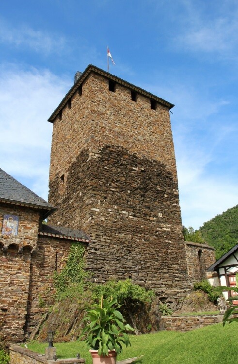 Bergfried der Treiser Wildburg, Ansicht von Südwesten (2022)