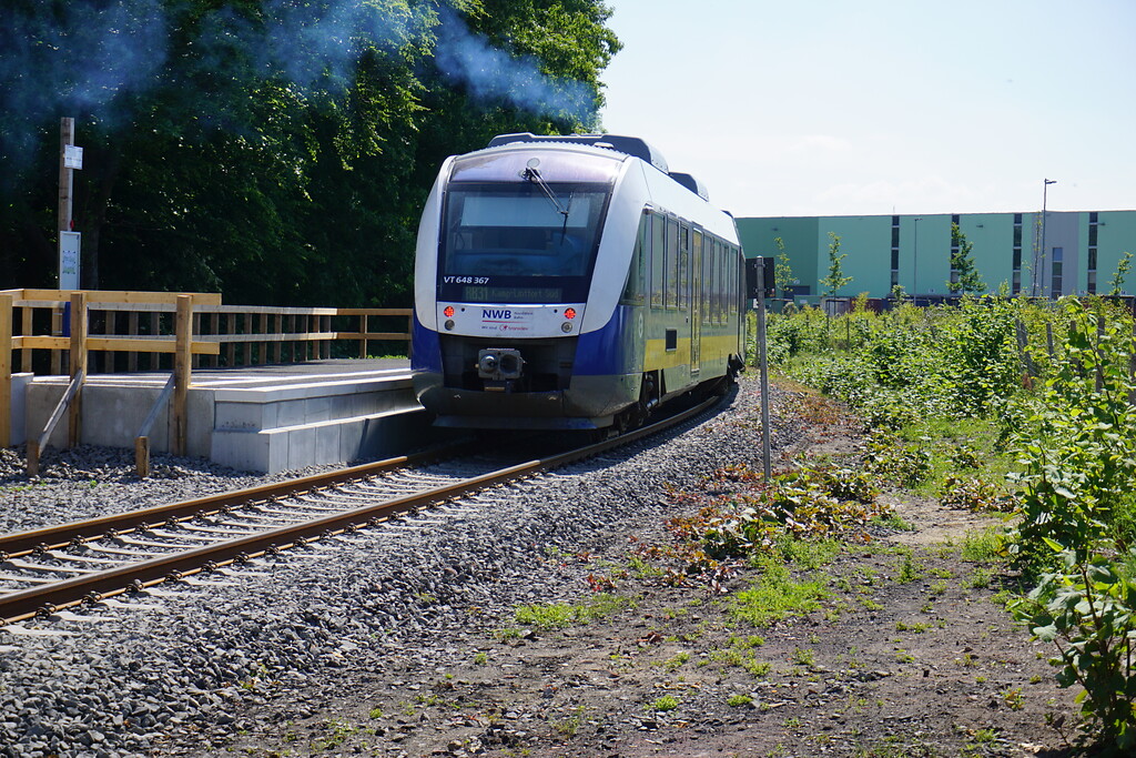 Haltepunkt Kamp-Lintfort Süd (2020). Triebwagen VT 648 367 der Nordwestbahn auf der Linie RB 31 im neu eröffneten Haltepunkt Kamp-Lintfort Süd