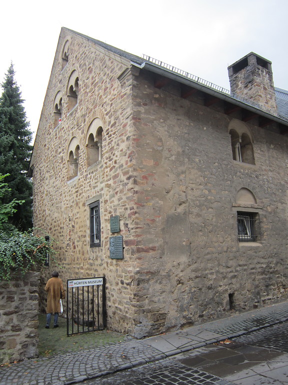 Das Romanische Haus, an der Wand Abdruck der Immunitätsmauer, die auch im Straßenpflaster angedeutet ist (2017)