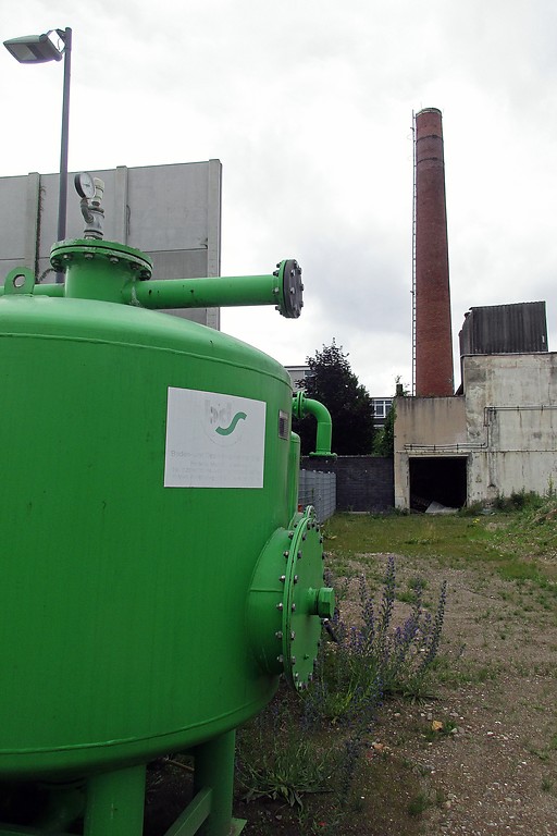 Schornstein und ungenutzte Fabrikanlagen auf dem Gelände der Sidol-Werke in Braunsfeld (2018).