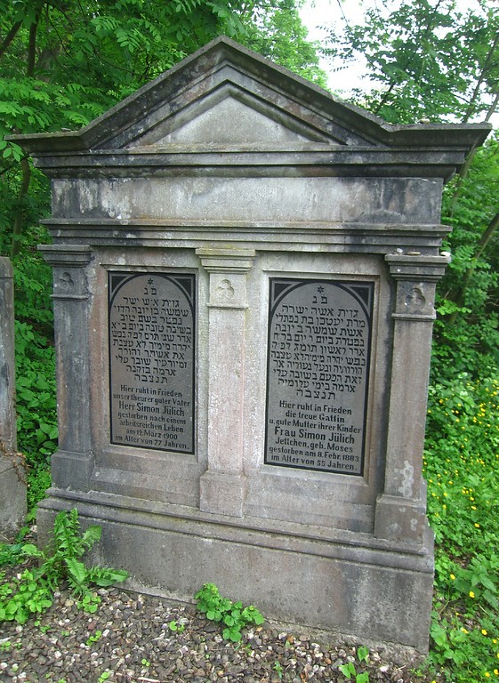 Grabstein eines Familiengrabes am Westende der jüdischen Gedenkstätte Ännchenstraße in Bonn-Bad Godesberg (2014)