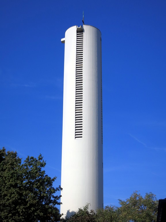 Der Rundturm der Pfarrkirche St. Konrad in Koblenz-Metternich (2014). Der 34 Meter hohe Turm wurde in der Art eines Kampanile freistehend und unabhängig vor der Kirche errichtet.