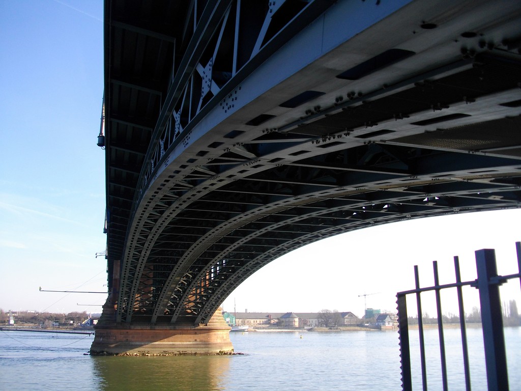 Theodor-Heuss-Brücke Mainz-Wiesbaden, Ansicht von unten (2015).