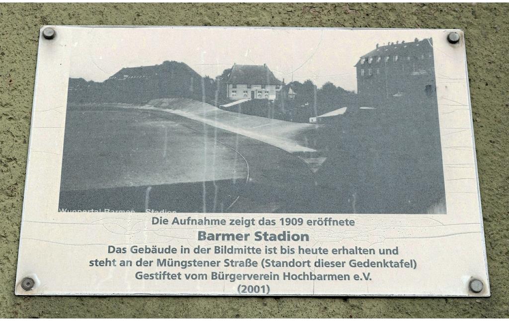 Informations- und Gedenktafel mit einem historischen Foto des 1909 eröffneten Barmer Stadion in der Müngstener Straße in Wuppertal (2016).