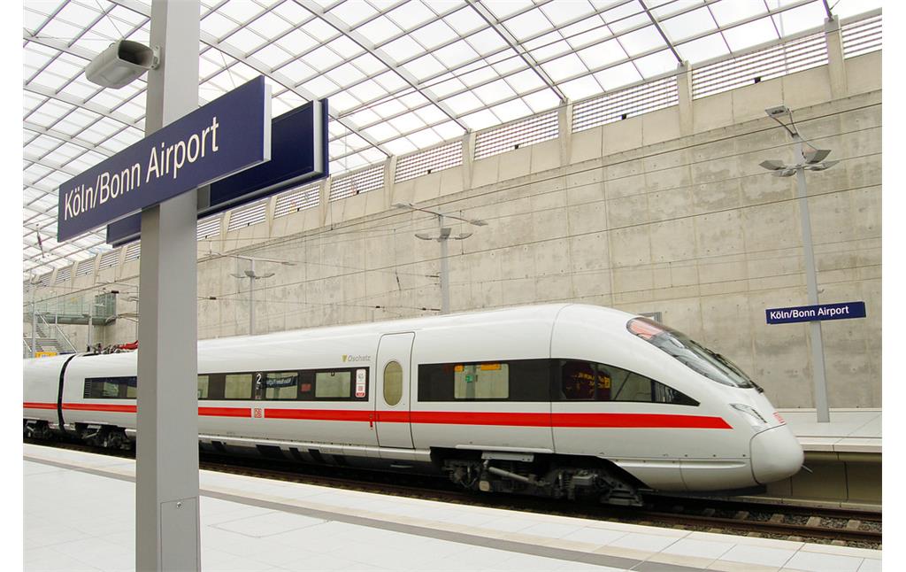 Der Flughafen Köln/Bonn ist durch einen eigenen unterirdischen Flughafenbahnhof "Köln/Bonn Airport" an das Streckennetz der Deutschen Bahn angeschlossen, unter anderem mit einer ICE-Verbindung (2006).