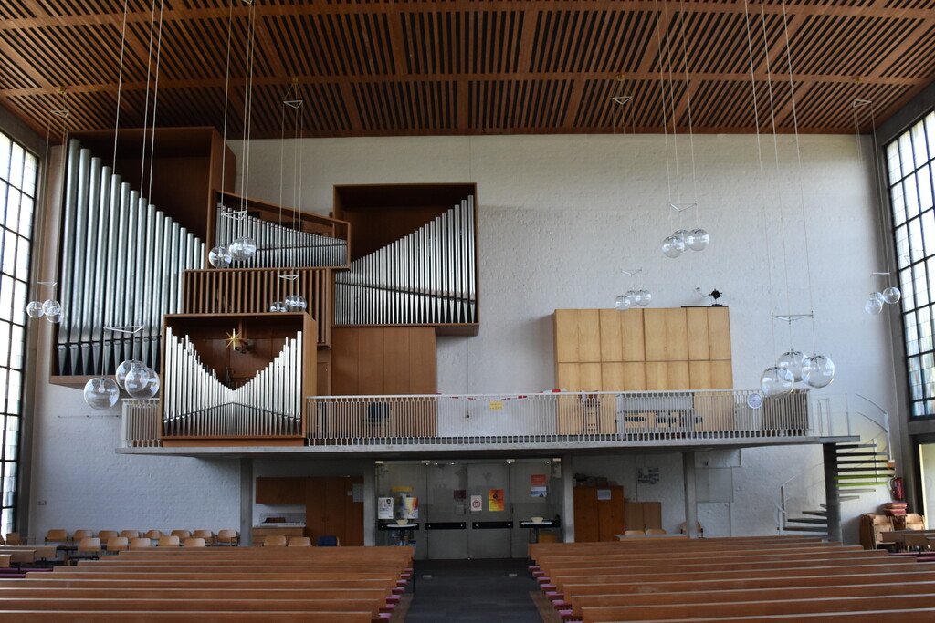 Empore mit Orgel der Martin-Luther-Kirche in Neustadt