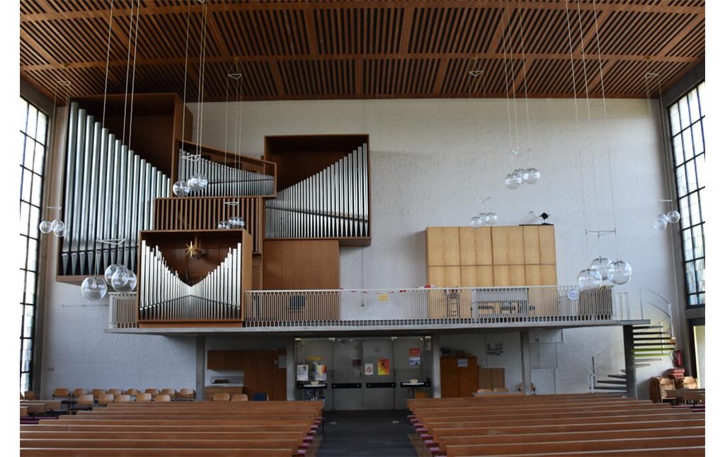 Empore mit Orgel der Martin-Luther-Kirche in Neustadt