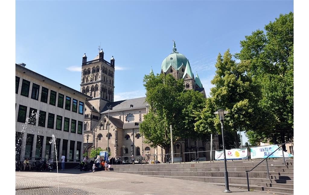 Blick auf das St.-Quirinus-Münster in Neuss, früheres Kirchengebäude des Benediktinerinnenklosters St. Quirin (2017).