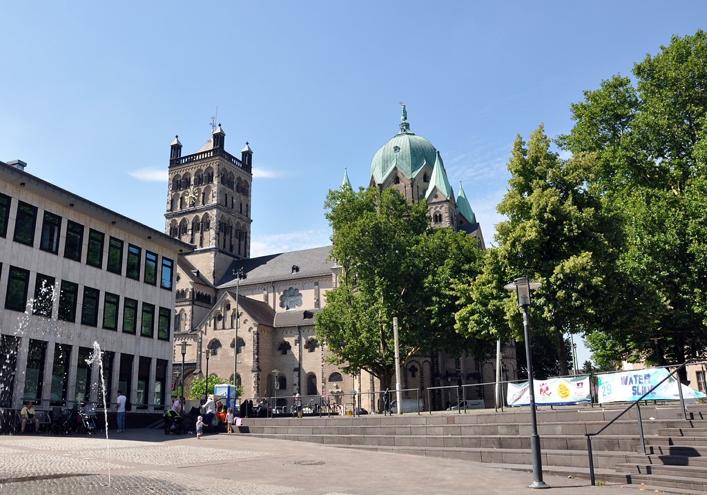 Blick auf das St.-Quirinus-Münster in Neuss, früheres Kirchengebäude des Benediktinerinnenklosters St. Quirin (2017).