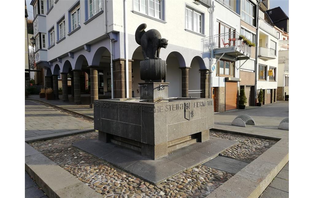 Brunnen Zeller Schwarze Katz auf dem Marktplatz in Zell an der Mosel (2019)