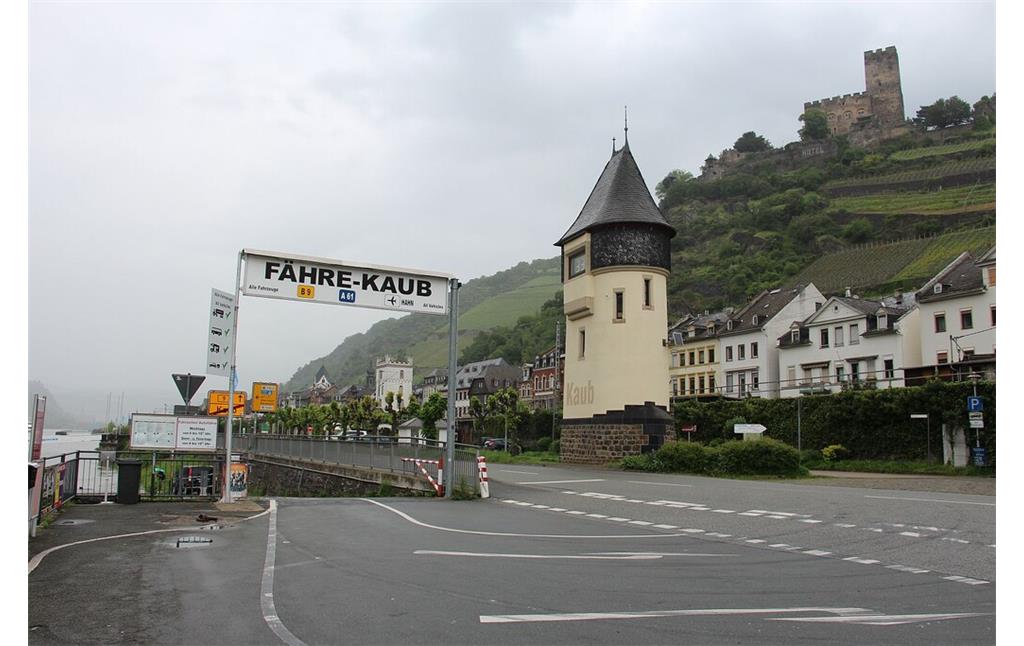 Der Pegelturm nahe der Fähre und unterhalb der Burgruine Gutenfels in Kaub (2023)