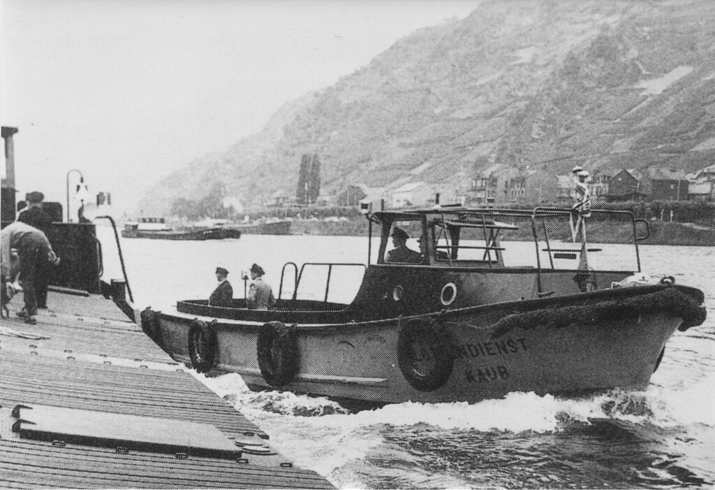 Lotsen vom Kauber Lotsendienst im Versetzboot auf dem Rhein bei Kaub nähern sich dem Schiff (1960er Jahre)