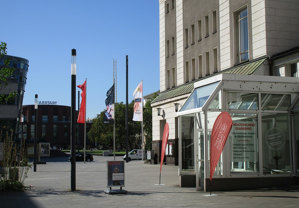 Blick links am Theater vorbei auf den König-Heinrich-Platz in Duisburg (2016).