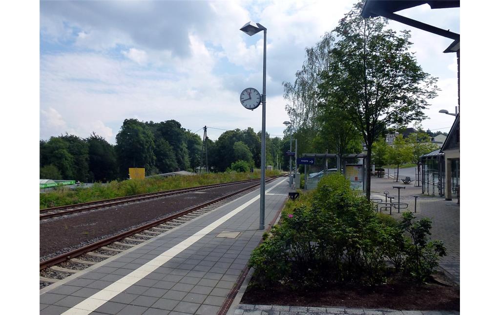 Bahnsteig und Gleisanlagen des Bahnhofs Emmelshausen (2014)