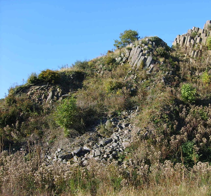Blick auf den Basaltkegel "Roßbacher Häubchen" mit ehemaliger Basaltgrube (2007).