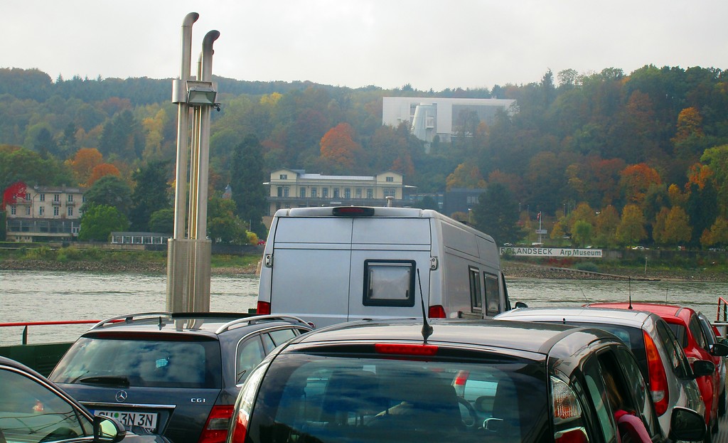 Fahrt über den Rhein von Bad Honnef-Lohfeld nach Remagen-Rolandseck mit der Autofähre "Siebengebirge" (2016).