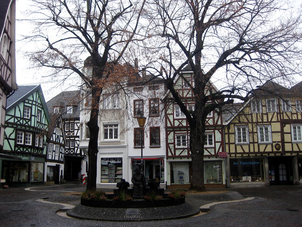 Der Marktplatz "Buttermarkt" im historischen Stadtzentrum von Linz am Rhein (2015).