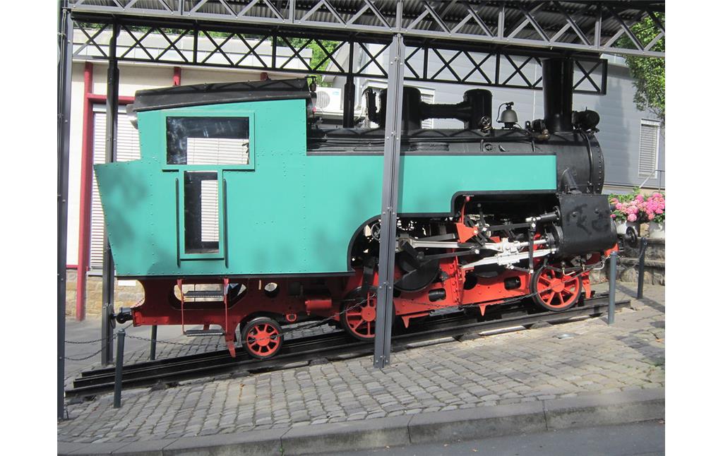 Dampflokomotive Nr. 2, Baujahr 1927, die vor dem Talbahnhof als Denkmallok aufgestellt ist (2013)