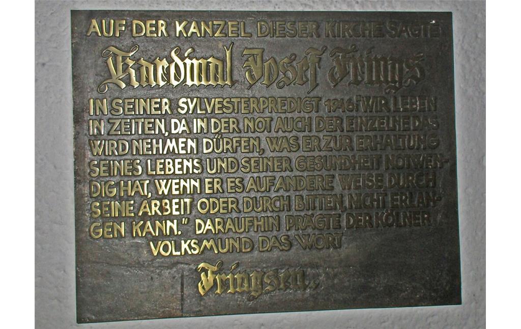 Tafel zur Erinnerung an die Sylvesterpredigt 1946 von Josef Kardinal Frings im Inneren der katholischen Pfarrkirche St. Engelbert in Köln-Riehl (2020).