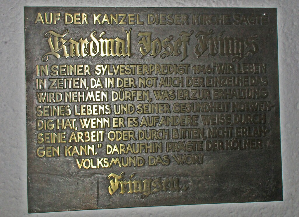 Tafel zur Erinnerung an die Sylvesterpredigt 1946 von Josef Kardinal Frings im Inneren der katholischen Pfarrkirche St. Engelbert in Köln-Riehl (2020).