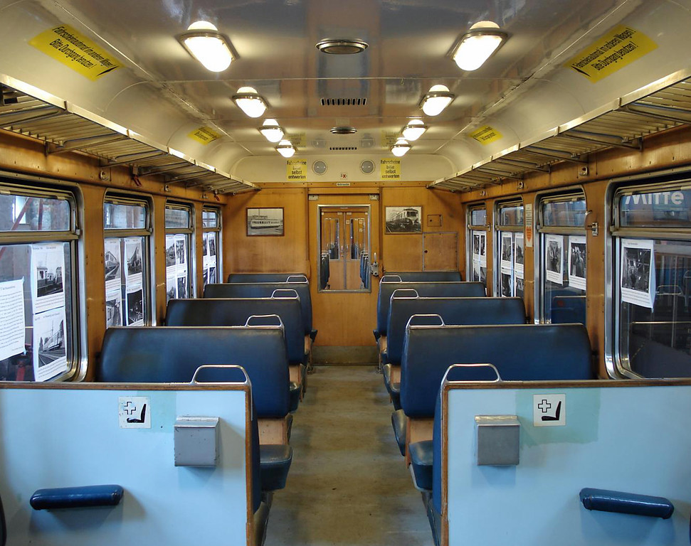 Innenansicht des Doppeltriebwagens ET 57, ein Abteil der 2. Klasse (2012).