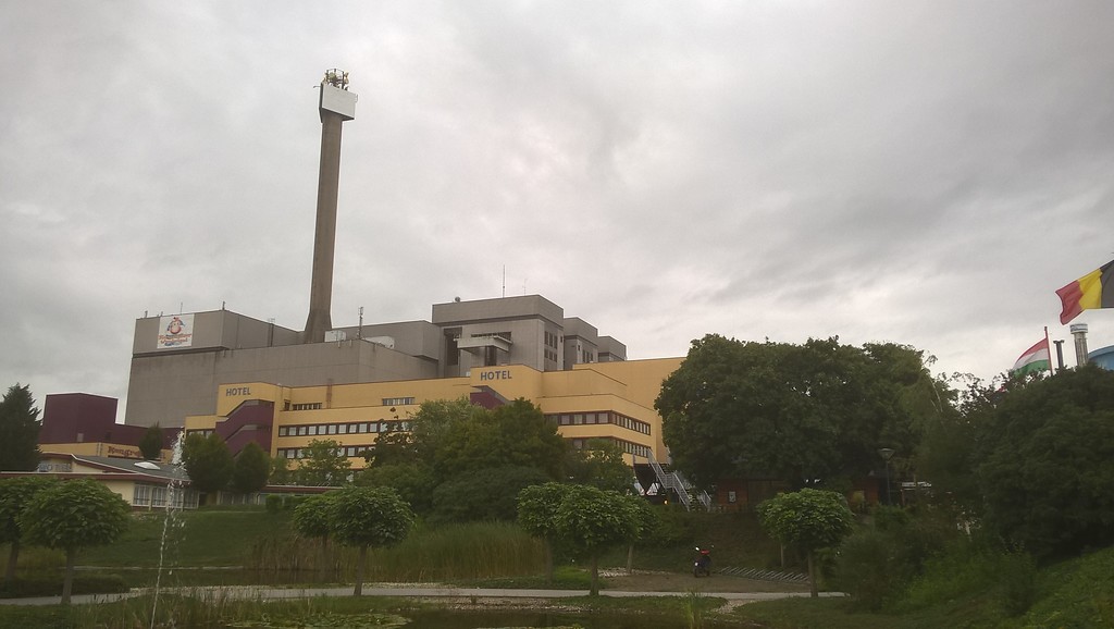 Das Reaktorgebäude des früheren Kernkraftwerks "Schneller Brüter" in Kalkar (2015). Der vordere Gebäudebereich ist heute ein Hotel.