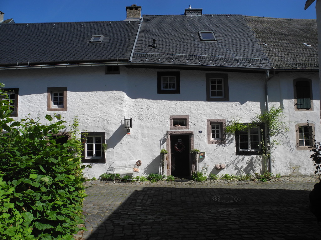 Dahlem-Kronenburg, Häuser in der Burgsiedlung (2016)
